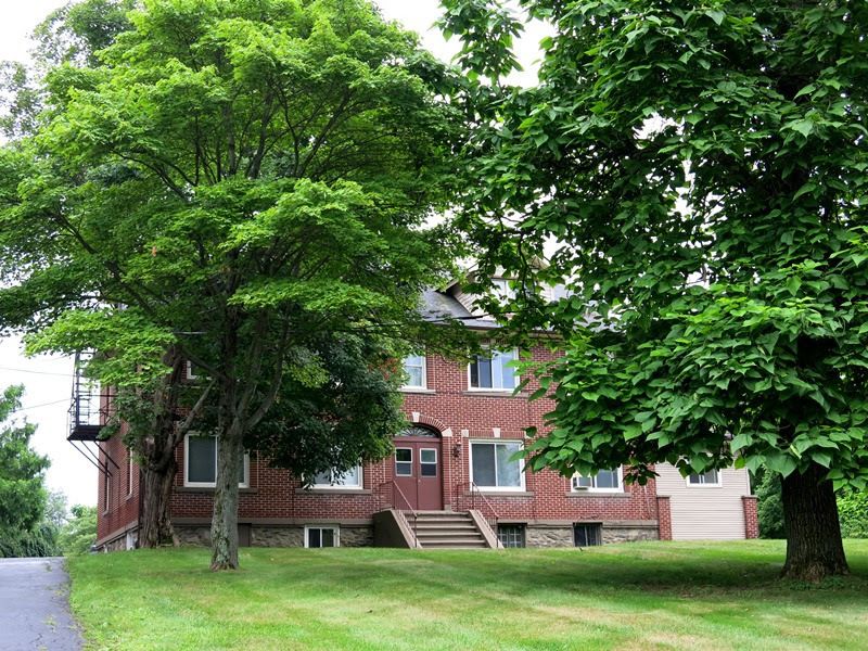 Applewood Apartments and Restaurant: 120 North Rd, Highland, NY 12528